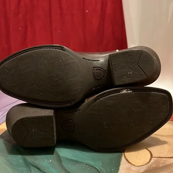 Ariat Yukon brown Legend Spirt boots, bradded cross design on toes. - Picture 12 of 14